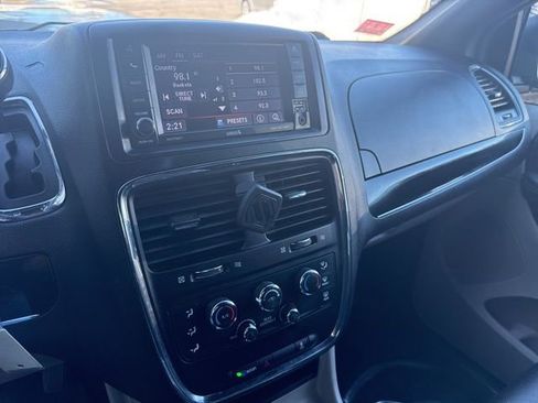 Used 2019 Dodge Grand Caravan SXT image 20