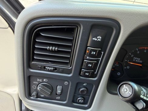 Used 2004 GMC Sierra 2500 SLT w/ Heavy-Duty Power Package AWD/4WD image 11