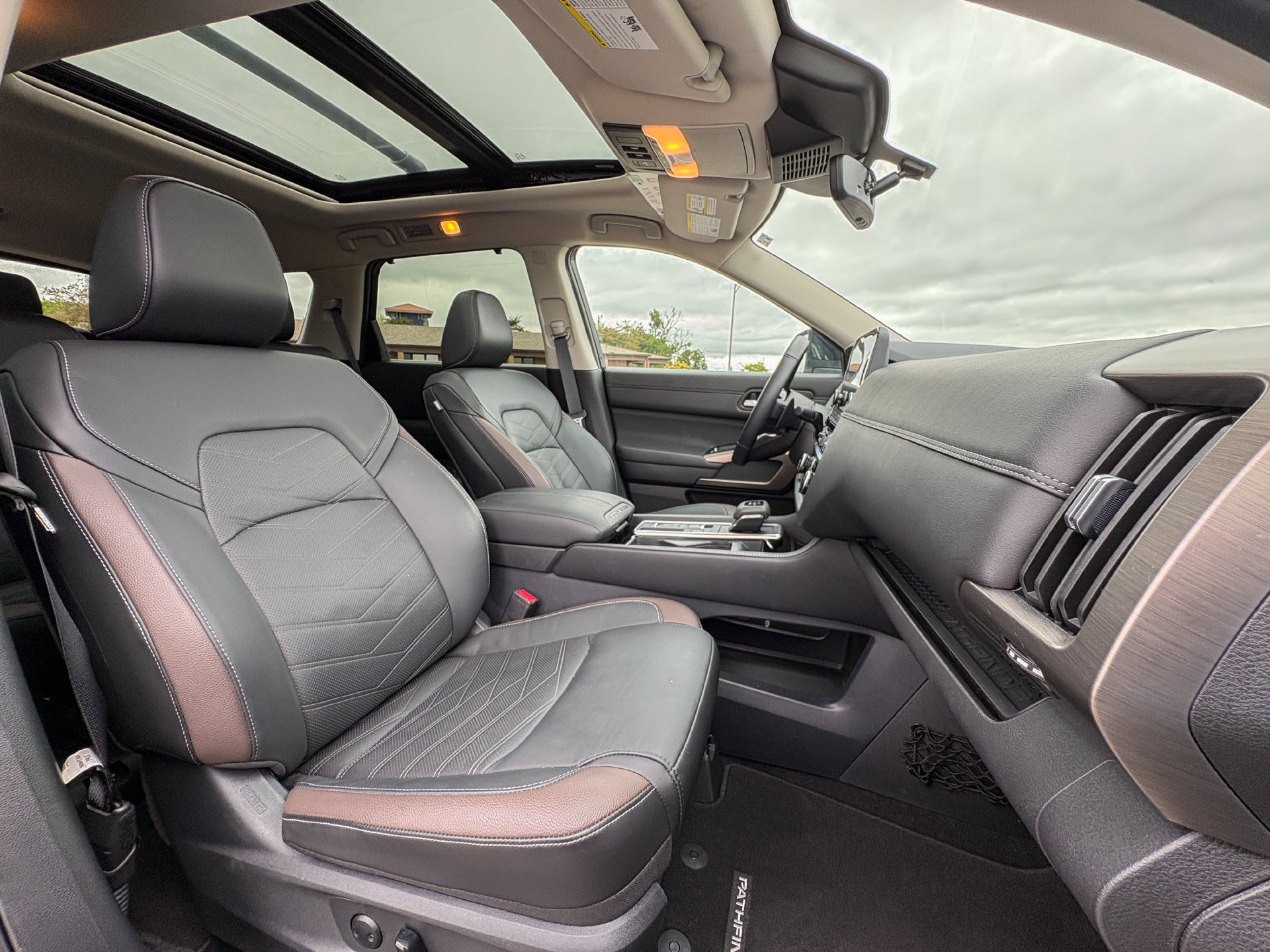Used 2025 Nissan Pathfinder Platinum FWD image 26
