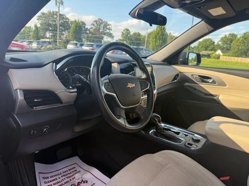 Used 2022 Chevrolet Traverse LT FWD image 9