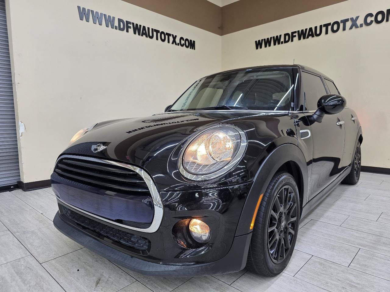 Used 2018 MINI Cooper 4-Door Hardtop w/ Signature Line Package FWD image 2