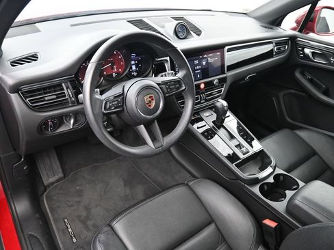 Certified 2025 Porsche Macan AWD/4WD image 4