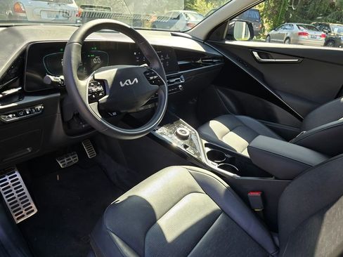 Used 2024 Kia Niro SX Touring FWD image 11