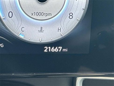 Used 2024 Hyundai Elantra Limited image 32