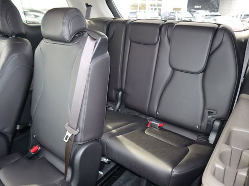 Used 2025 Kia Carnival EX image 18