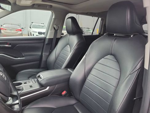 Used 2021 Toyota Highlander XLE FWD image 21