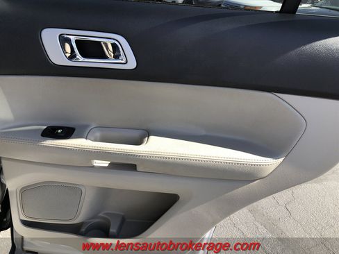 Used 2013 Ford Explorer XLT FWD image 19