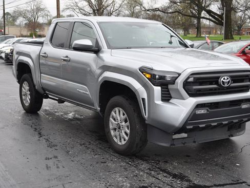 Used 2025 Toyota Tacoma SR5 image 5