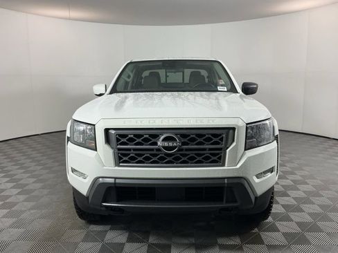 Used 2022 Nissan Frontier SV image 2