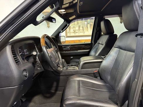 Used 2017 Lincoln Navigator Reserve image 16