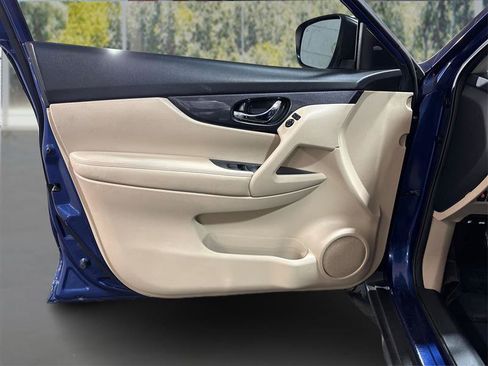 Used 2017 Nissan Rogue SV w/ SV Premium Package image 18