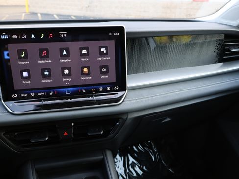 Certified 2025 Volkswagen Tiguan SE image 19