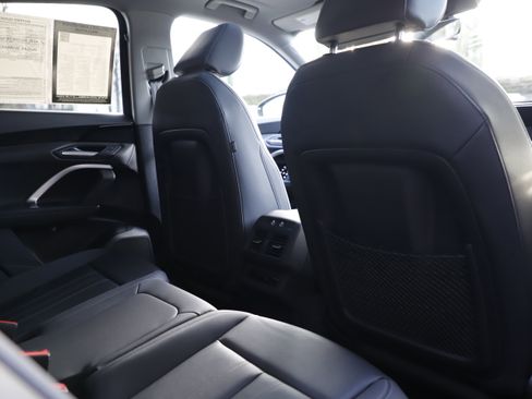 Used 2025 Audi Q5 Premium image 11