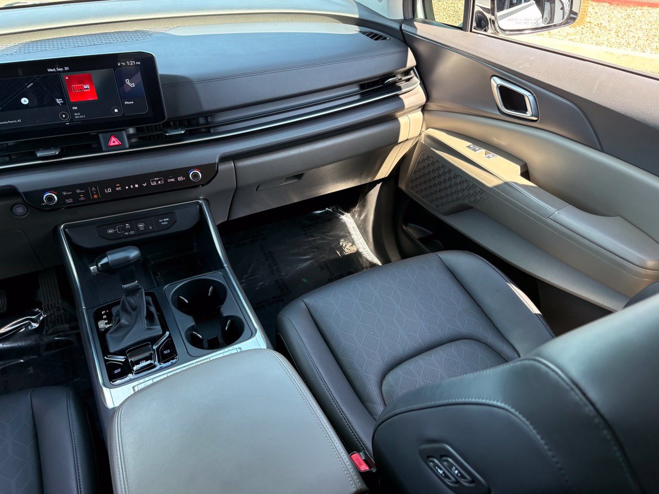 Used 2025 Kia Carnival EX FWD image 17