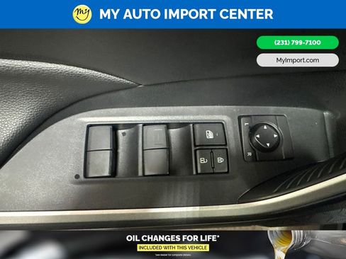 Used 2025 Toyota RAV4 LE AWD/4WD image 11