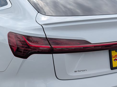 Used 2021 Audi e-tron Premium AWD/4WD image 17