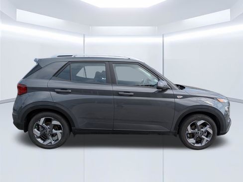 Certified 2025 Hyundai Venue SEL image 3