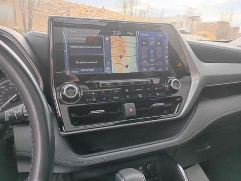 Used 2021 Toyota Highlander XLE image 28