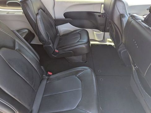 Used 2024 Chrysler Pacifica Touring-L FWD image 13