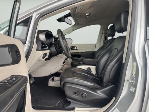 Used 2024 Chrysler Pacifica Touring-L FWD image 10