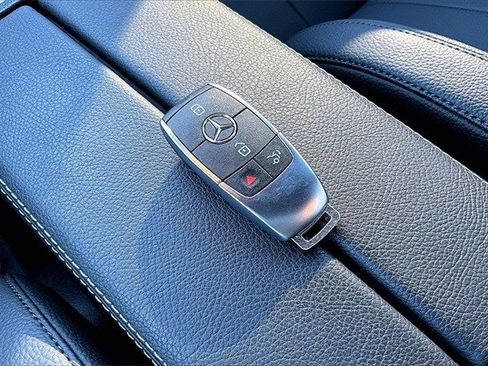 Certified 2025 Mercedes-Benz GLB 250 4MATIC image 38