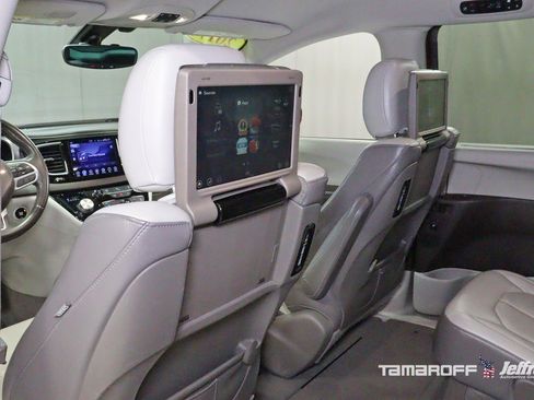 Used 2017 Chrysler Pacifica Touring-L Plus image 11