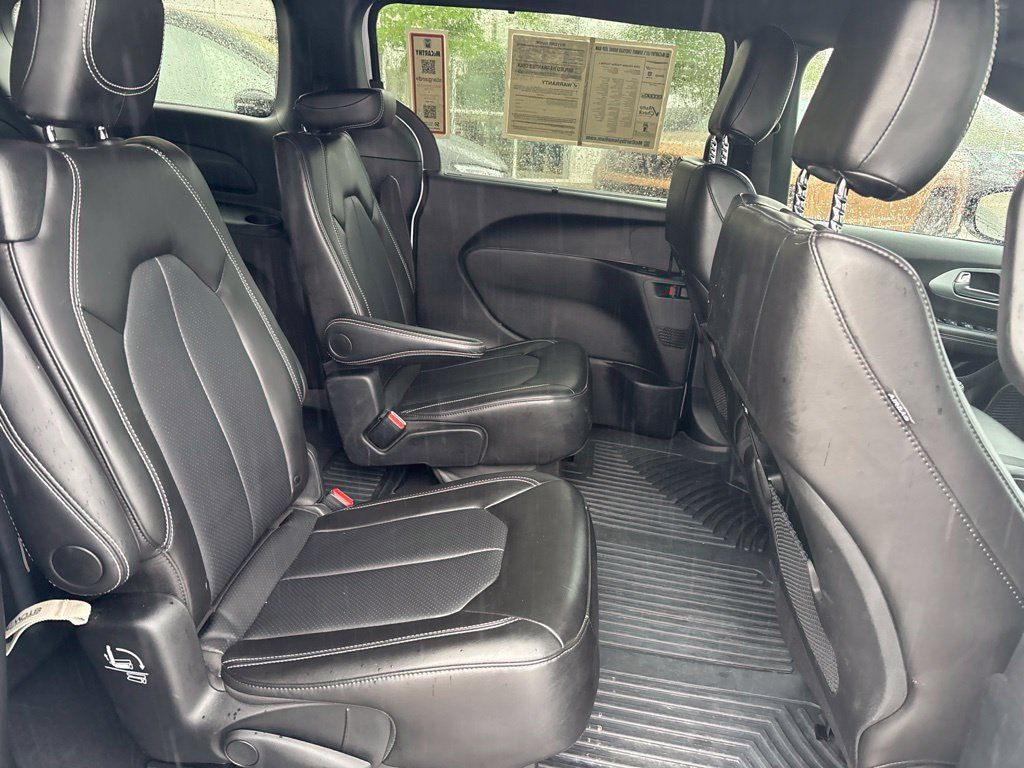 Used 2024 Chrysler Pacifica Touring-L w/ S Appearance Package FWD image 17