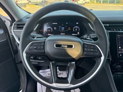 Used 2023 Jeep Grand Cherokee Laredo image 30