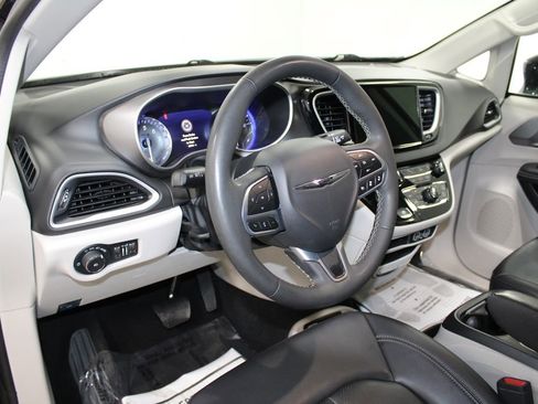 Used 2024 Chrysler Pacifica Touring-L image 21