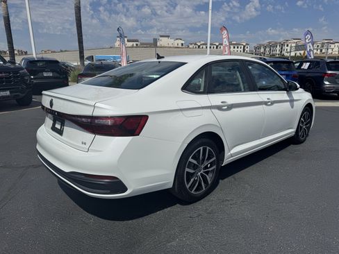Used 2025 Volkswagen Jetta SE w/ Sunroof Package FWD image 9