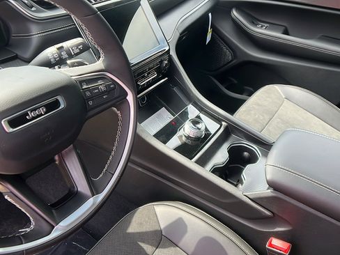 New 2025 Jeep Grand Cherokee L Altitude image 30