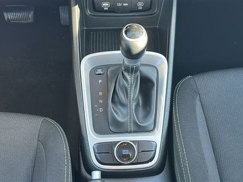 Used 2025 Hyundai Venue SEL image 27