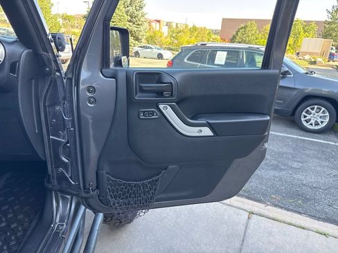 Used 2017 Jeep Wrangler Unlimited Rubicon w/ Connectivity Group AWD/4WD image 15