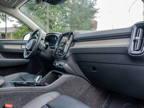 Used 2025 Volvo XC40 B5 Plus image 22