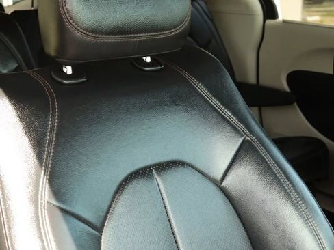 Used 2018 Chrysler Pacifica Touring-L FWD image 61