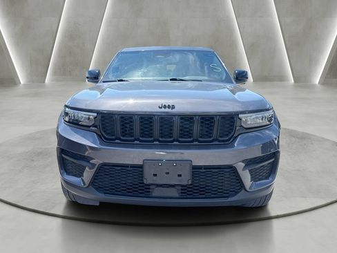 Used 2023 Jeep Grand Cherokee Altitude AWD/4WD image 2