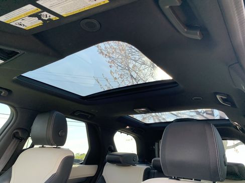 Used 2021 Land Rover Discovery S R-Dynamic image 28