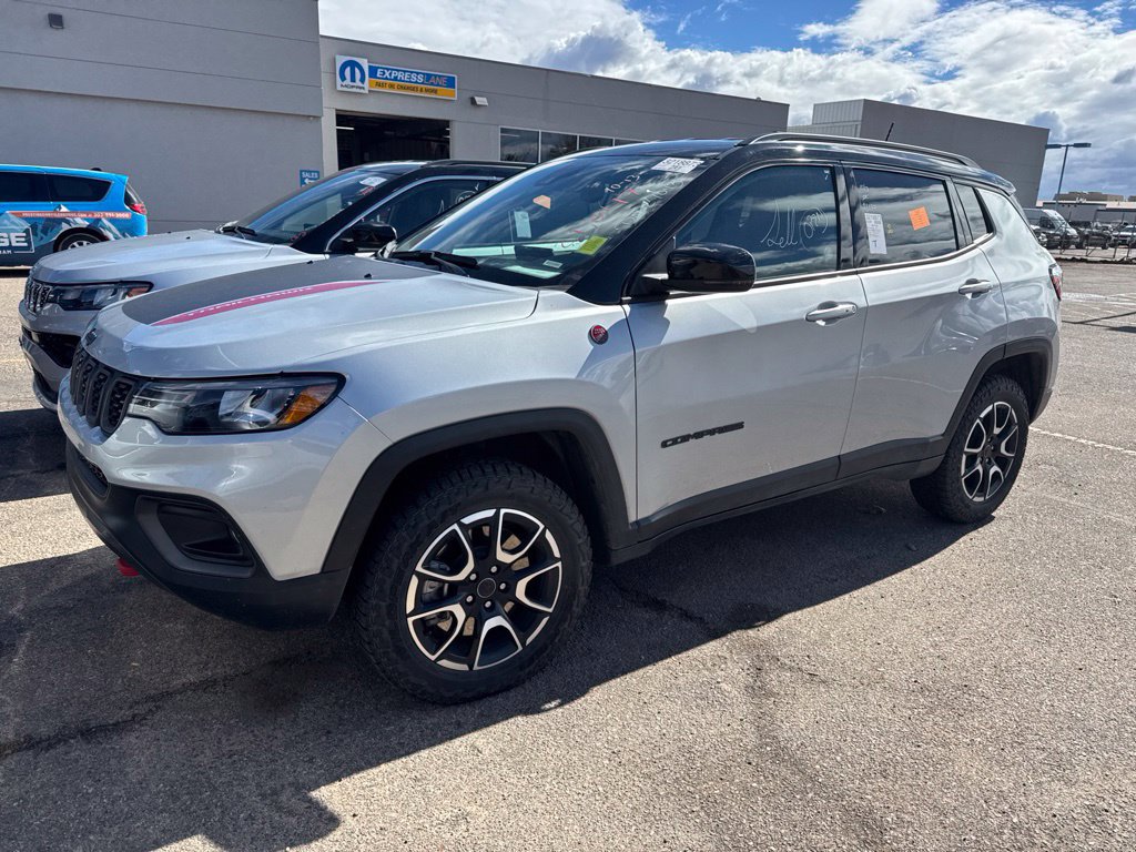Used 2025 Jeep Compass Trailhawk AWD/4WD image 1
