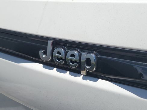 Used 2023 Jeep Grand Cherokee Overland w/ Adv Protech Group III AWD/4WD image 9