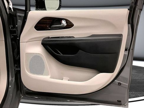 Used 2023 Chrysler Pacifica Limited FWD image 29