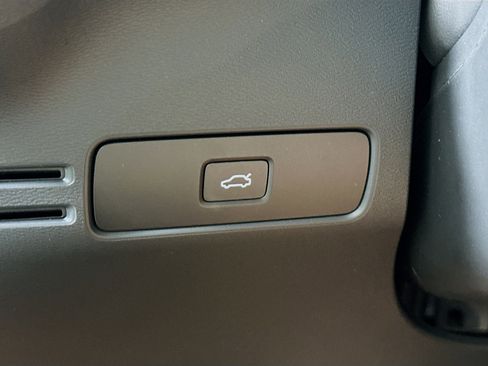 Used 2025 Volvo XC40 B5 Core image 17