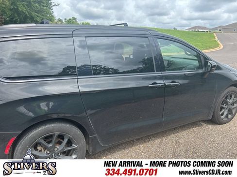 Used 2023 Chrysler Pacifica Limited w/ Uconnect Theater Family Group FWD image 8