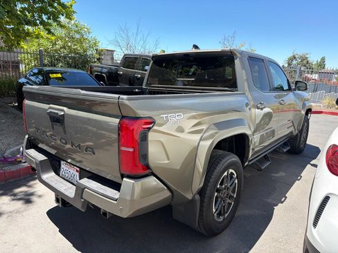 Used 2026 Toyota Tacoma TRD Sport w/ TRD Sport Upgrade Package AWD/4WD image 4