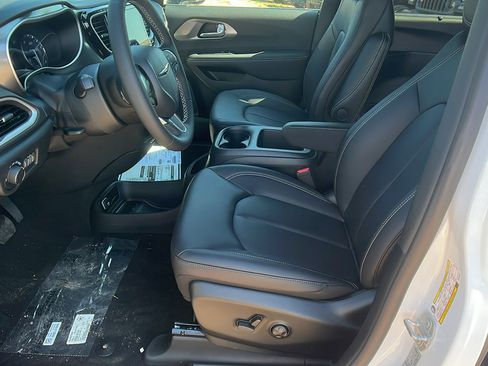 New 2026 Chrysler Voyager LX image 17