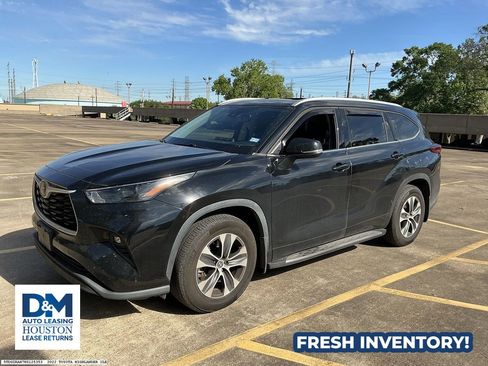 Used 2022 Toyota Highlander XLE image 2