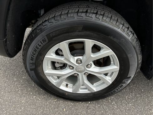 Used 2023 Jeep Grand Cherokee Limited image 32