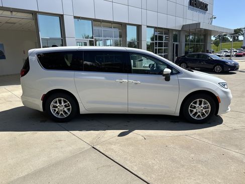 Used 2023 Chrysler Pacifica Touring-L FWD image 10