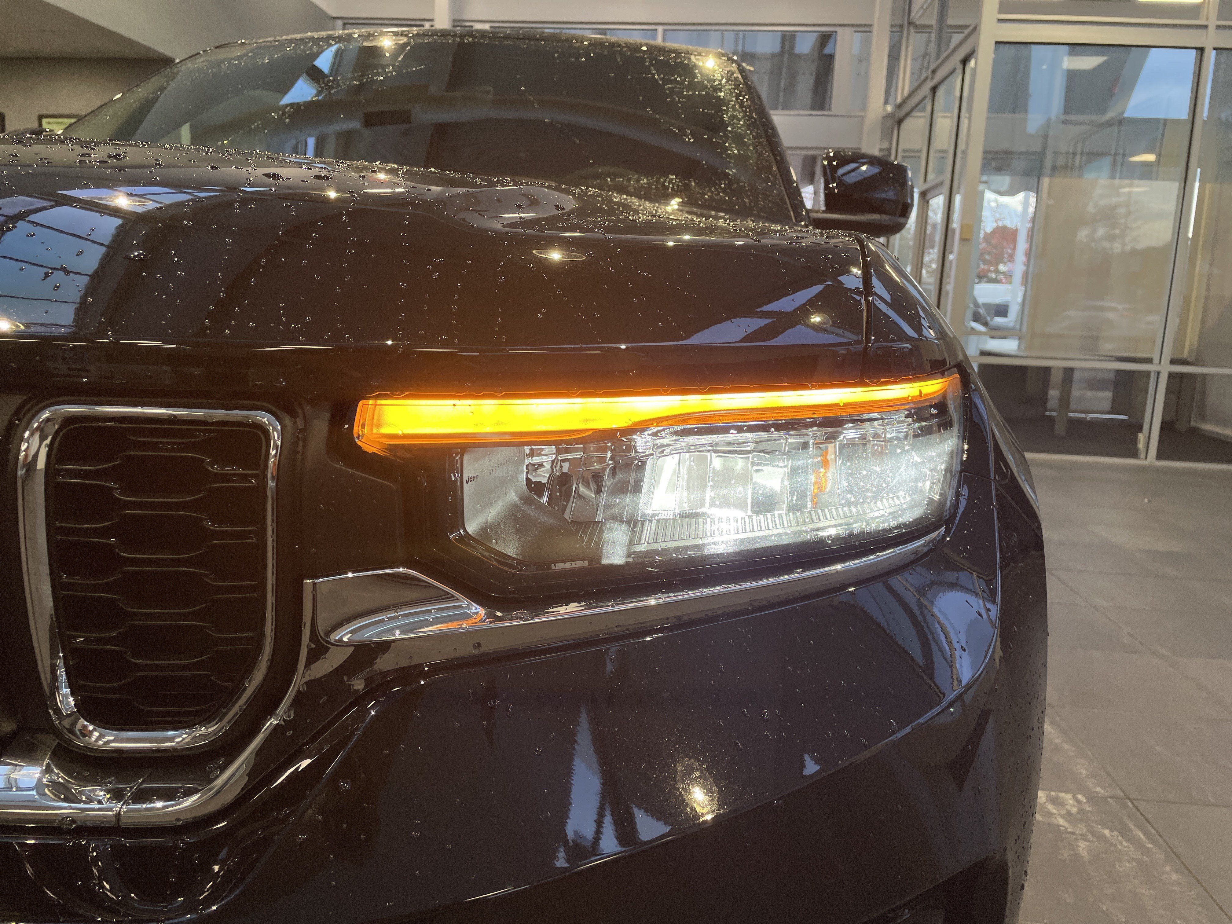 Used 2025 Jeep Grand Cherokee Laredo w/ Luxury Tech Group I RWD image 5