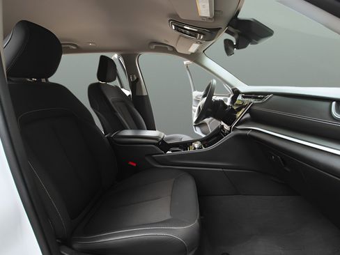 Used 2023 Jeep Grand Cherokee L Laredo image 17