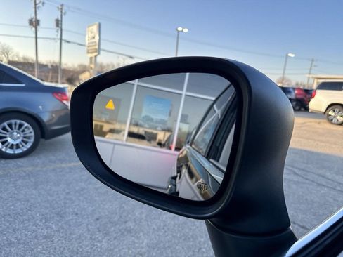 Used 2023 Chrysler Pacifica Touring-L FWD image 7